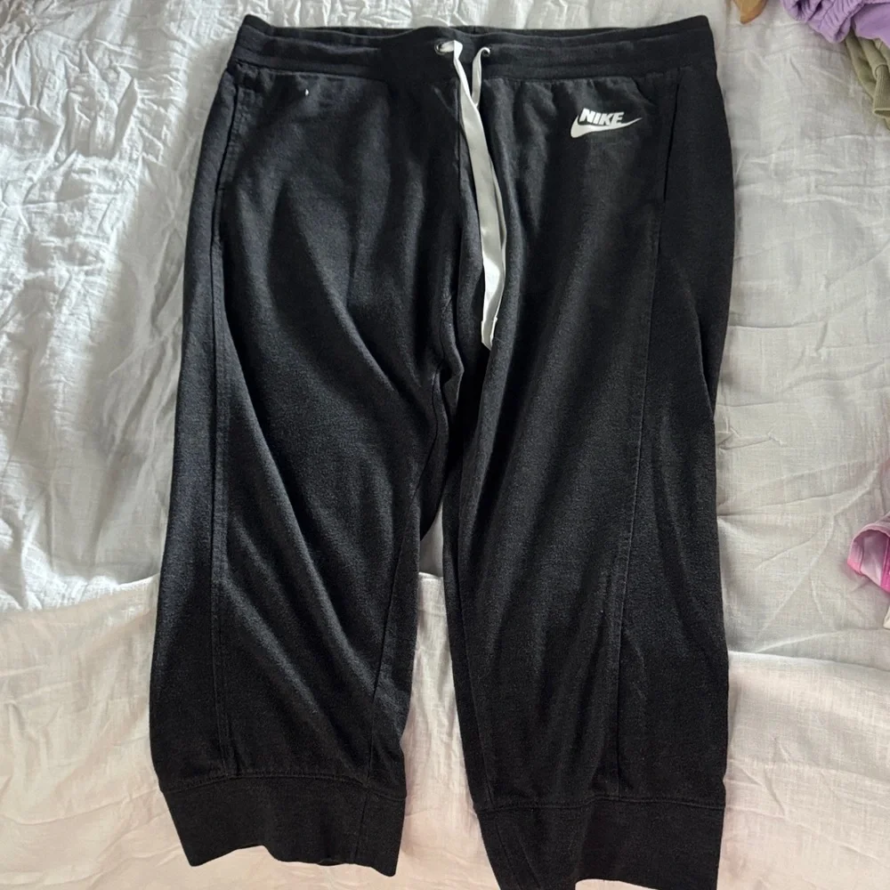 Nike Black and White Cropped Sweatpants - Picture 1 of 1